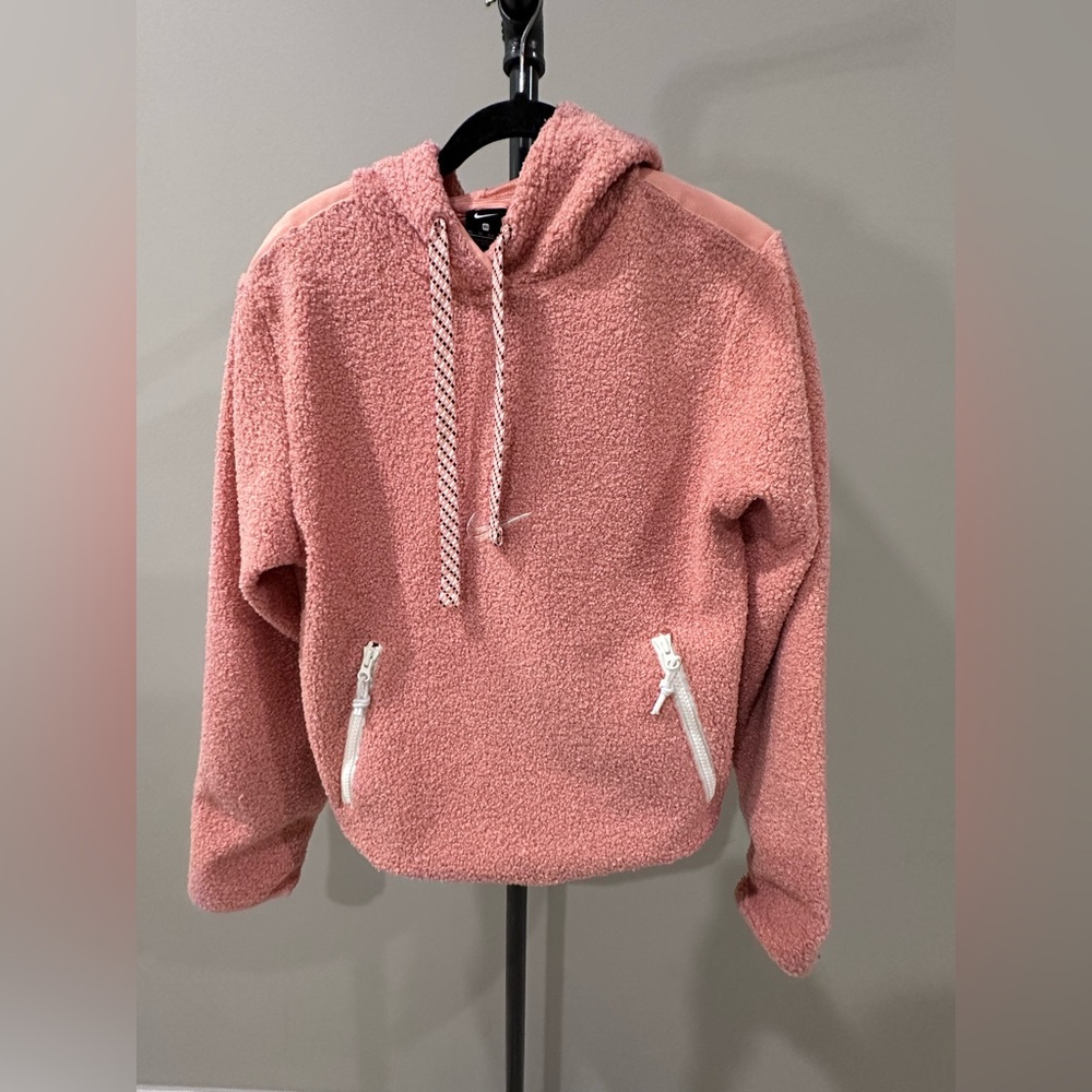 Nike Basketball Div. Vol. 01 Women’s Sherpa Hoodie